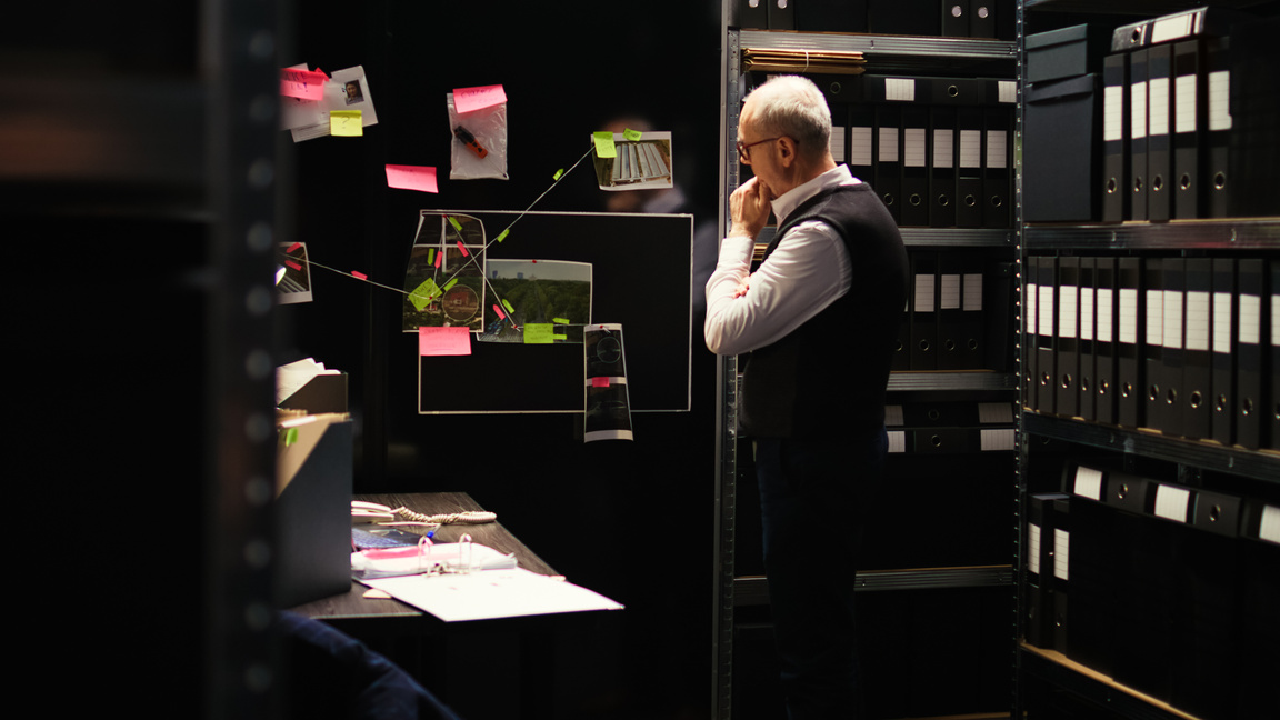Crime expert reviews forensic evidence